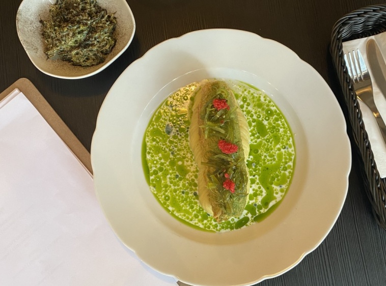 Gastro Dębki Dorsz w tempurze z wakame i kawiorem, podawany z puree ziemniaczanym i sosem z maślanki i koperku oraz surówką z pora.